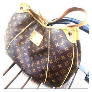 Meet your Posher, Clarissa